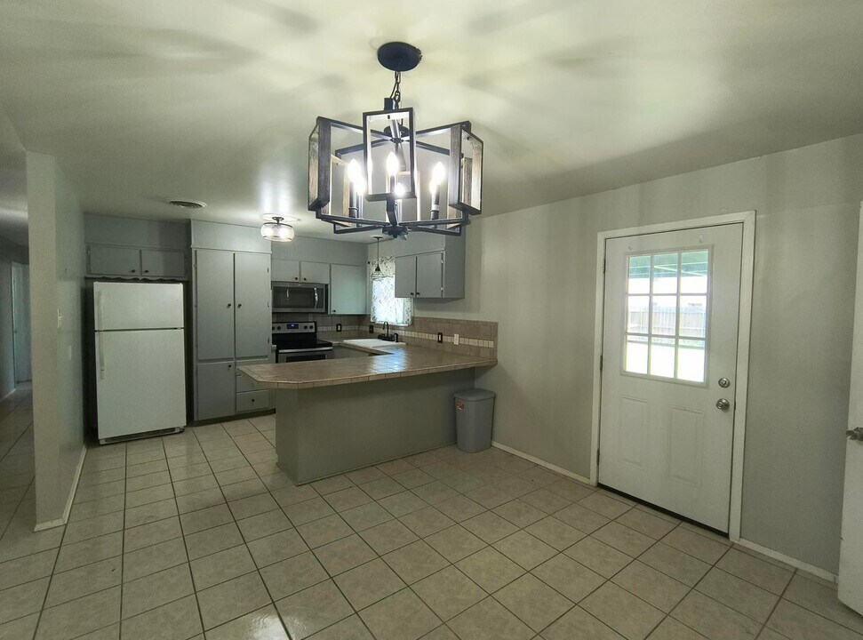 3301 S Oxford Dr in San Angelo, TX - Building Photo