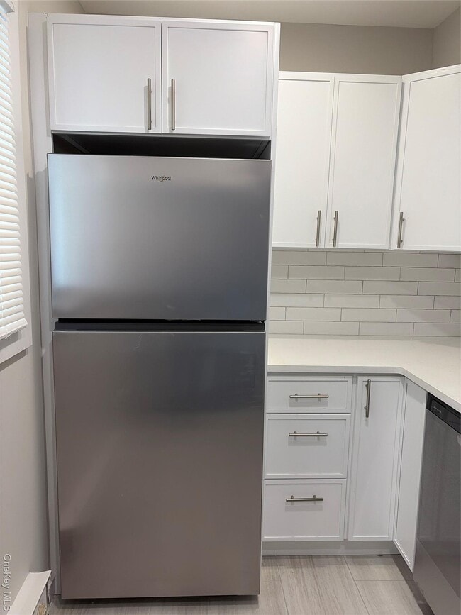 99-105 W Hoffman Ave in Lindenhurst, NY - Building Photo - Building Photo