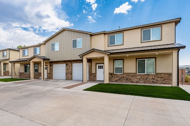 49 475 E in Enterprise, UT - Building Photo - Building Photo