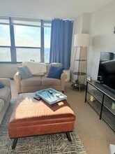 1560 N Sandburg Terrace in Chicago, IL - Building Photo - Building Photo