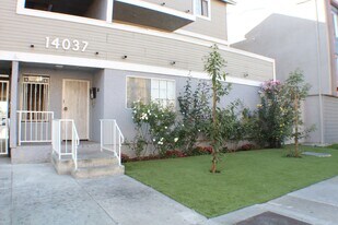 14037 Cerise Ave, Unit 15 in Hawthorne, CA - Building Photo