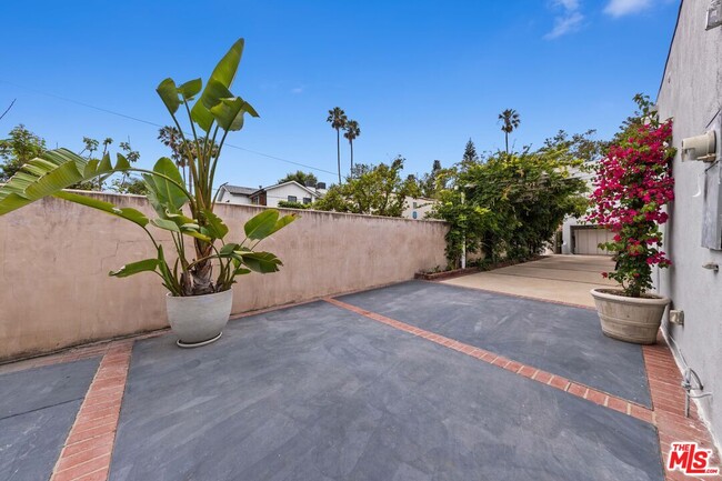 property at 736 N Alta Vista Blvd