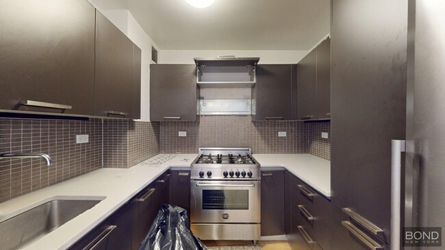 222 E 39th St in New York, NY - Building Photo - Building Photo