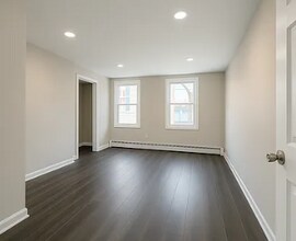 677 2nd Ave, Unit 1 in Troy, NY - Building Photo - Building Photo