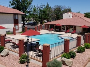 Desert Lakes Apartments in Phoenix, AZ - Foto de edificio - Building Photo