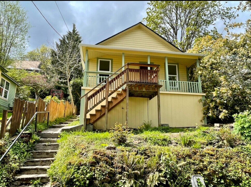10531 NW 3rd St in Portland, OR - Building Photo
