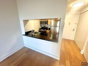 323 W 96th St in New York, NY - Building Photo - Building Photo