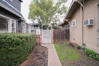 424 Sycamore Ave in Modesto, CA - Building Photo - Building Photo