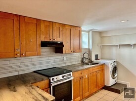 Large 2.5 bed 2 bath duplex with in unit W/D, Private Yard, Shed & Parking Available for an addit..., Unit 1 in Queens, NY - Building Photo