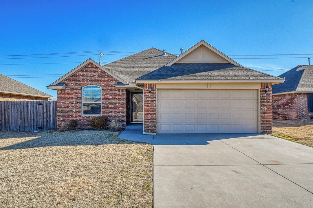 1004 Ridgeway Dr in Moore, OK - Building Photo