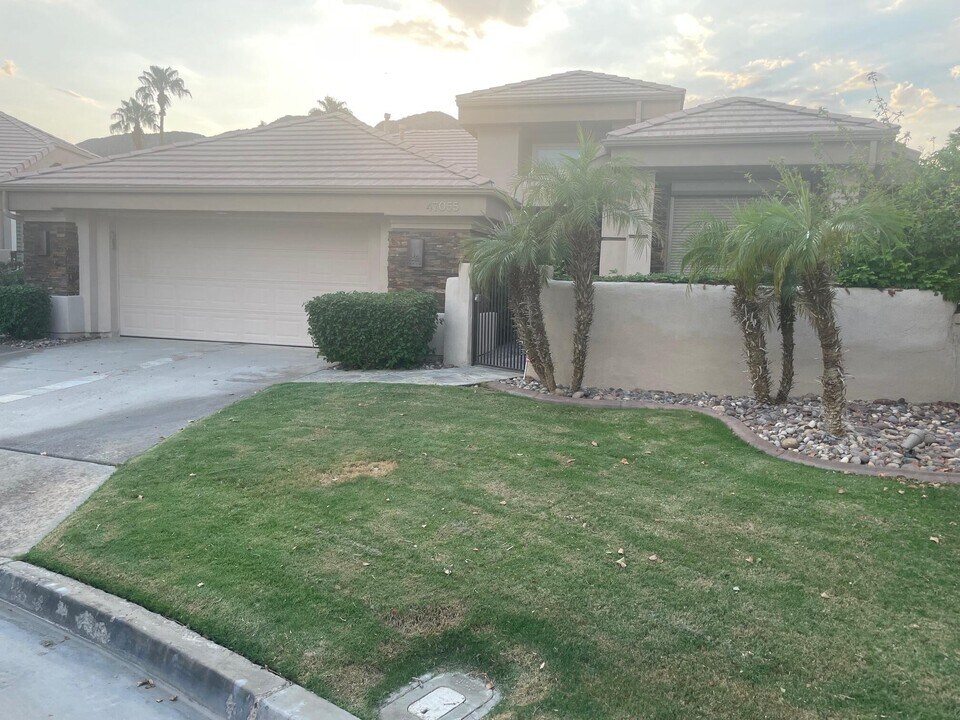 47055 Vía Lorca in La Quinta, CA - Building Photo