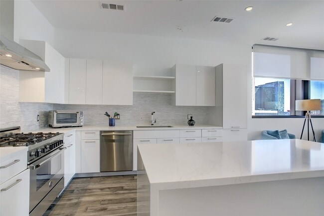 1211 Caroline St in Houston, TX - Foto de edificio - Building Photo