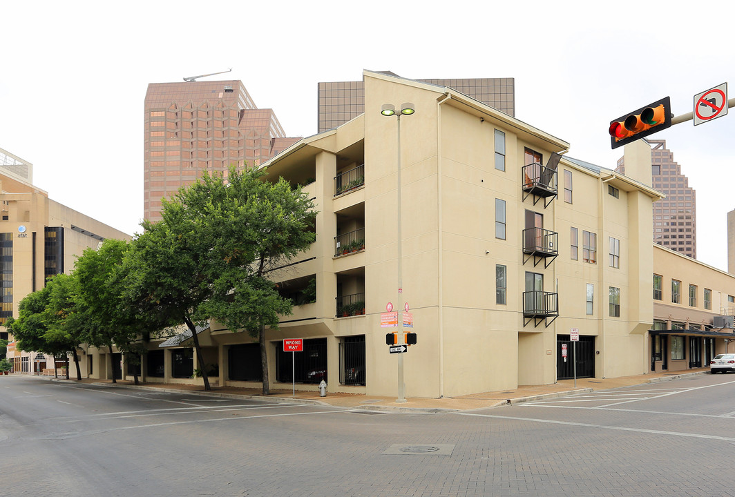 1022 N Navarro St in San Antonio, TX - Building Photo