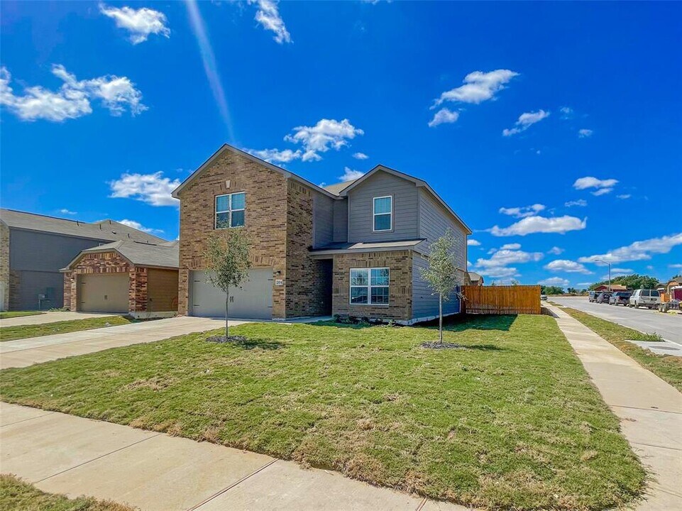 204 Sunnymeade Ln in Jarrell, TX - Building Photo