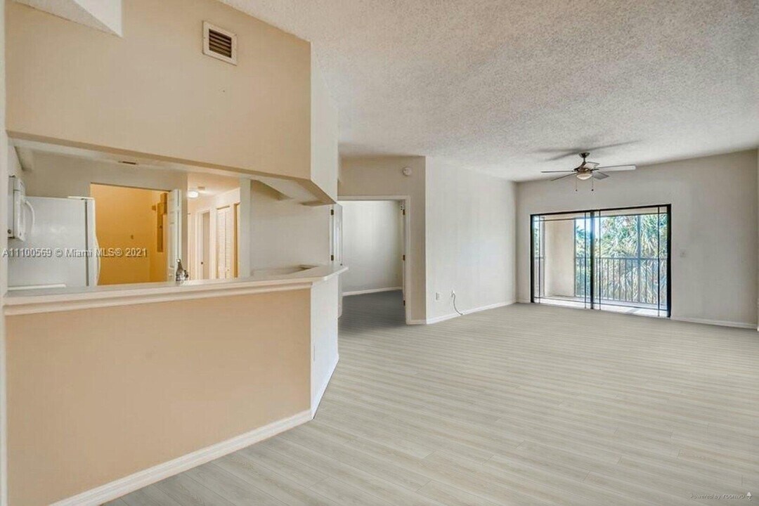 3018 Alcazar Pl in Palm Beach Gardens, FL - Foto de edificio