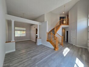 1842 Loma Linda Cir in Los Banos, CA - Building Photo - Building Photo