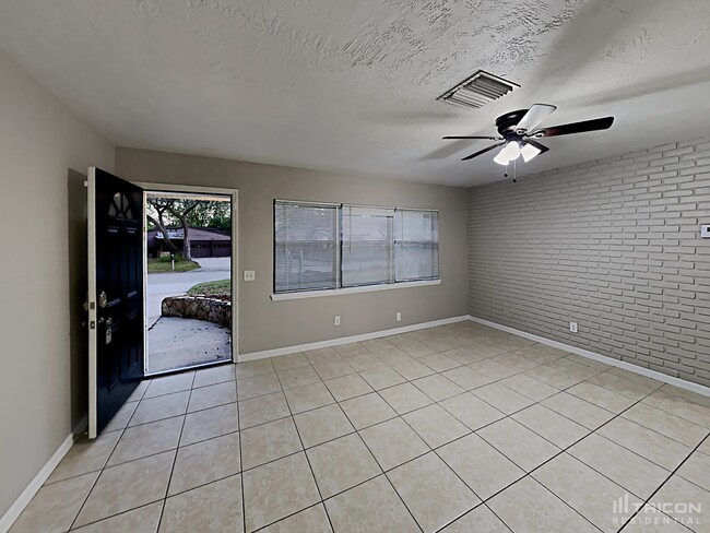 2258 Lake Dr in Dunedin, FL - Building Photo - Building Photo