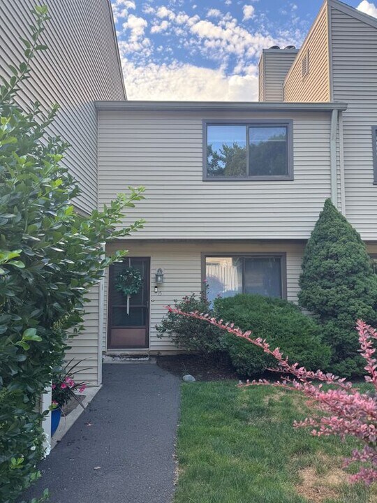 1 Horizon Dr in Norwalk, CT - Building Photo