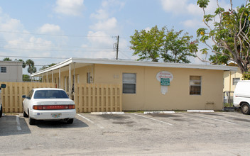 Terracom Apartments in Oakland Park, FL - Building Photo - Building Photo