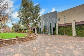 2111 Edgewood Ave in Las Vegas, NV - Building Photo - Building Photo