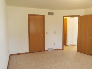 1233 Winston Dr in Edgerton, WI - Building Photo - Building Photo