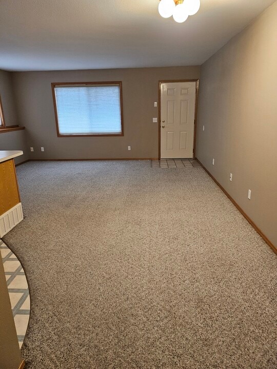 1726 Lake Elmo Dr, Unit 1 in Billings, MT - Foto de edificio