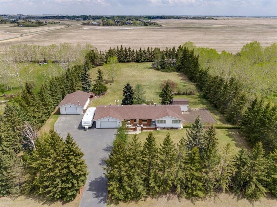 26 Lake Ere Estates in Chestermere, AB - Building Photo