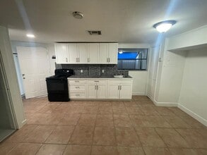 634 E 30th St, Unit Unit 3 in Hialeah, FL - Building Photo - Building Photo
