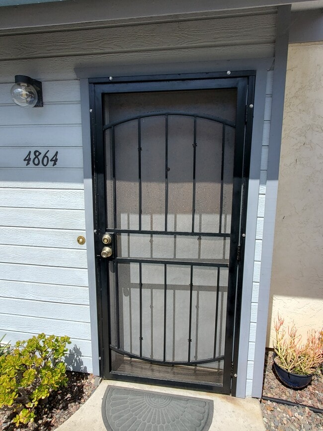 4864 Cape May Ave in San Diego, CA - Foto de edificio - Building Photo