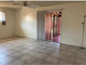 4640 Clairemont Dr in San Diego, CA - Foto de edificio - Building Photo