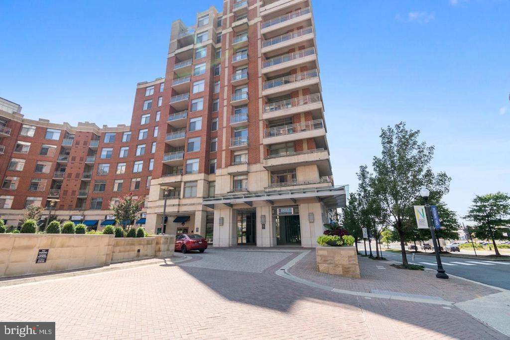 3600 S Glebe Rd in Arlington, VA - Building Photo