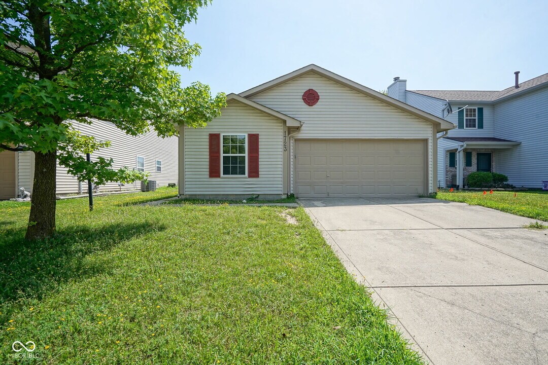 1723 Farm Meadow Dr in Greenwood, IN - Building Photo