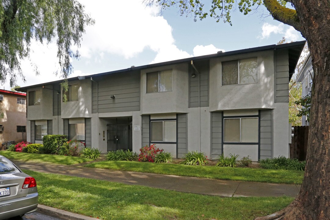 Waverly Court in Sacramento, CA - Building Photo