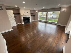 621 Diamond Pointe Dr in Mundelein, IL - Foto de edificio - Building Photo