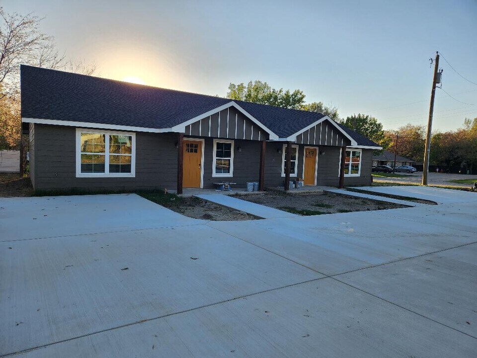 307 W Lampasas St in Ennis, TX - Building Photo