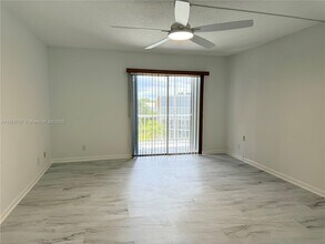 250 John F Kennedy Dr in Atlantis, FL - Building Photo - Building Photo