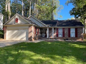 1295 Taylor Oaks Dr in Roswell, GA - Building Photo