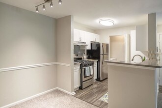 The Point at Still River in Danbury, CT - Foto de edificio - Building Photo
