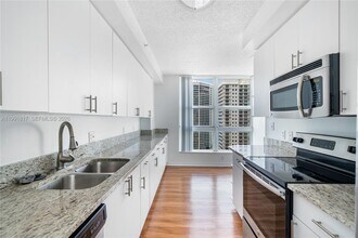 1111 Brickell Bay Dr in Miami, FL - Building Photo - Building Photo