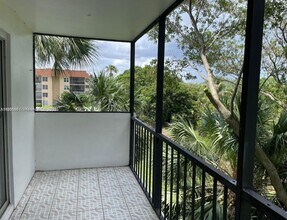 4164 Inverrary Dr, Unit 301 in Lauderhill, FL - Building Photo - Building Photo