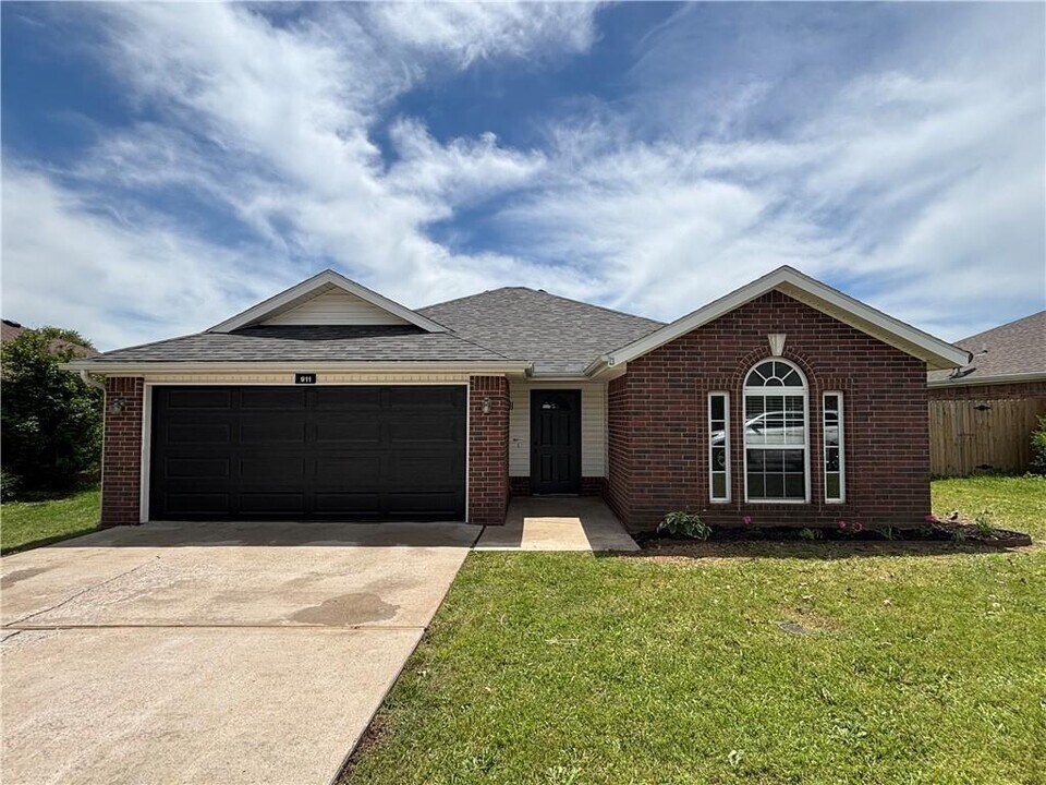 911 Bliss St in Centerton, AR - Building Photo