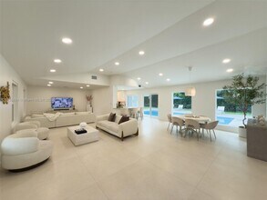 7895 SW 76th Terrace in Miami, FL - Building Photo - Building Photo