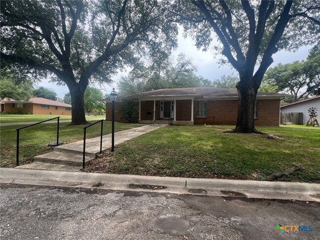 property at 943 S Pecan Ave