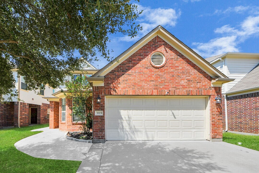 3323 Dale Ridge Trail in Houston, TX - Building Photo
