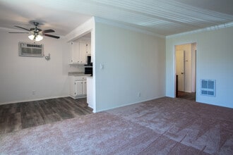 Casa Walker in Cypress, CA - Foto de edificio - Interior Photo