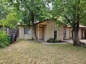 6000 Emerald Forest Dr in Austin, TX - Building Photo