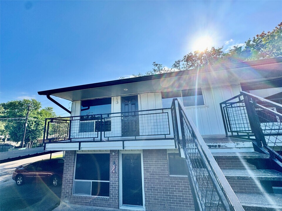 2201 N Grand Blvd in Pearland, TX - Building Photo