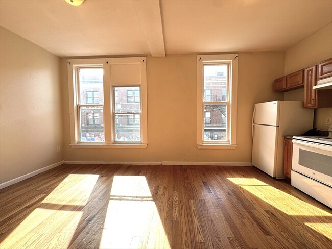 4 Washington Ave in Chelsea, MA - Foto de edificio - Building Photo