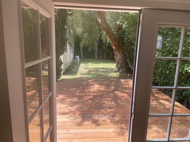 1523 Carmona Ave in Los Angeles, CA - Foto de edificio - Building Photo