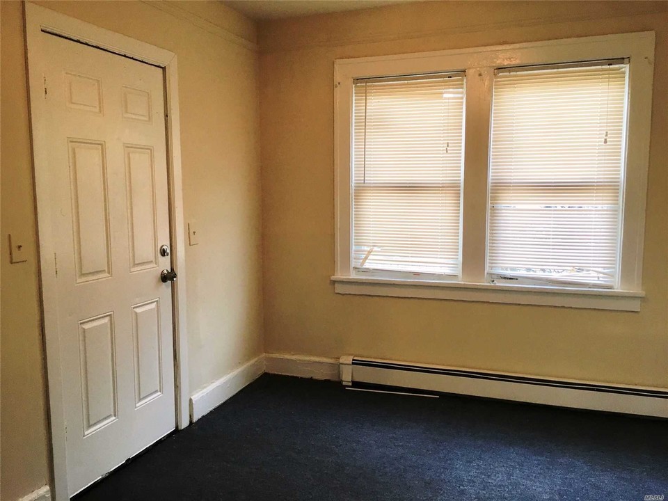 286 Yale St-Unit -1A in Hempstead, NY - Building Photo